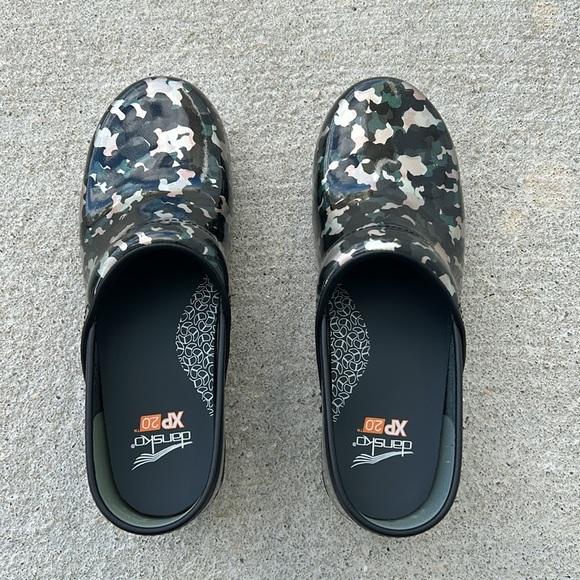 Dansko patent Camo clogs size 39  NWT - Picture 8 of 10